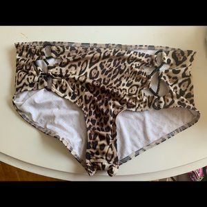 Victoria’s Secret bikini bottom leopard print m